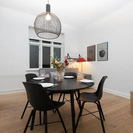 Apartment In - Close To Everything 4 People *