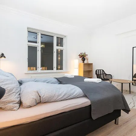 Apartment In - Close To Everything 4 People